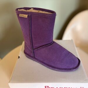 Bearpaw Kids' Short Water Resistant Boots - NEW in perfect shape, size 4.